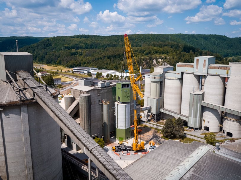 Reduzierung von CO2-Emissionen: Liebherr-Mobilkran LTM 1650-8.1 montiert Silo in Zementwerk